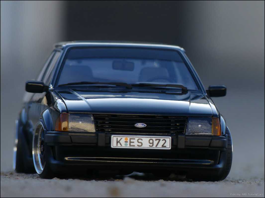 1:18 Ford Escort XR3i Black Edition Diecast